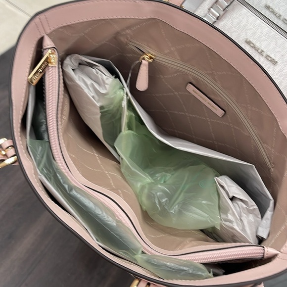 Michael Kors Voyager Large Color-Block Signature Logo Tote Bag
Powder Blush Mult - Picture 11 of 16